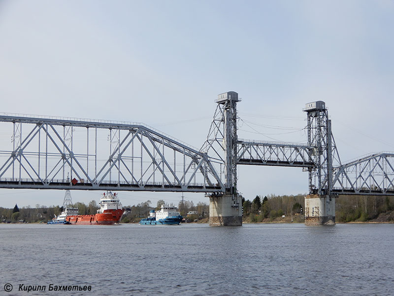 Судно обеспечения нефтяных платформ "ФД Анбитбл" с буксирами "МБ-1219" и "Як" у разведённого Кузьминского моста через Неву