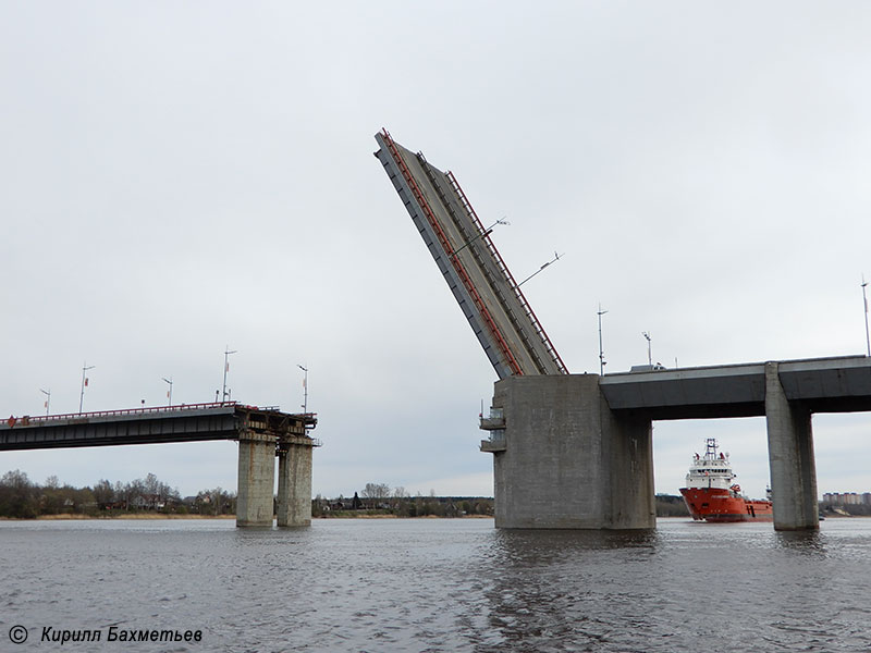 Судно обеспечения нефтяных платформ "ФД Анбитбл" с буксиром "Як" у разведённого Ладожского моста