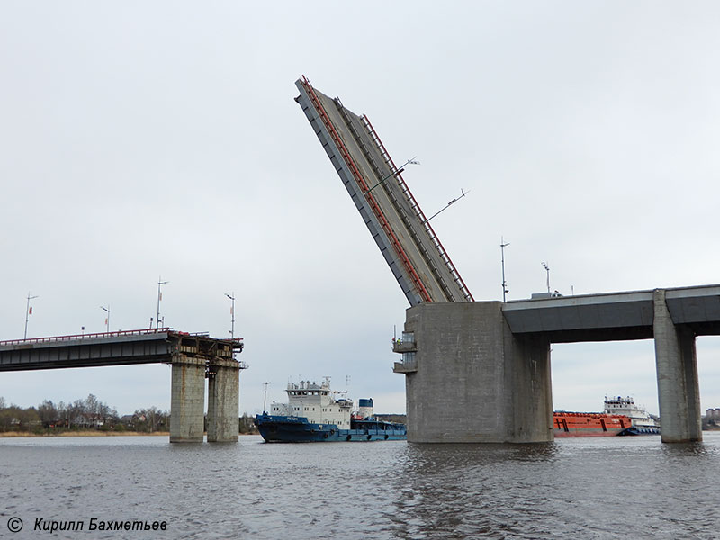Судно обеспечения нефтяных платформ "ФД Анбитбл" с буксирами "МБ-1219" и "Як" под разведённым Ладожским мостом