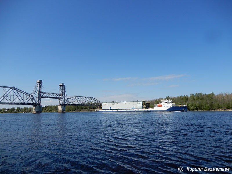 Теплоход "Топаз Ишим" у разведённого Кузьминского моста через Неву