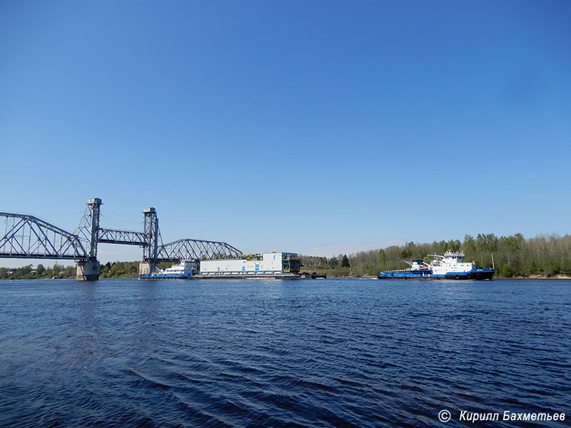 Баржа "Сильвер-3004" с буксирами "МБ-1216" и "Паллада" у разведённого Кузьминского моста через Неву