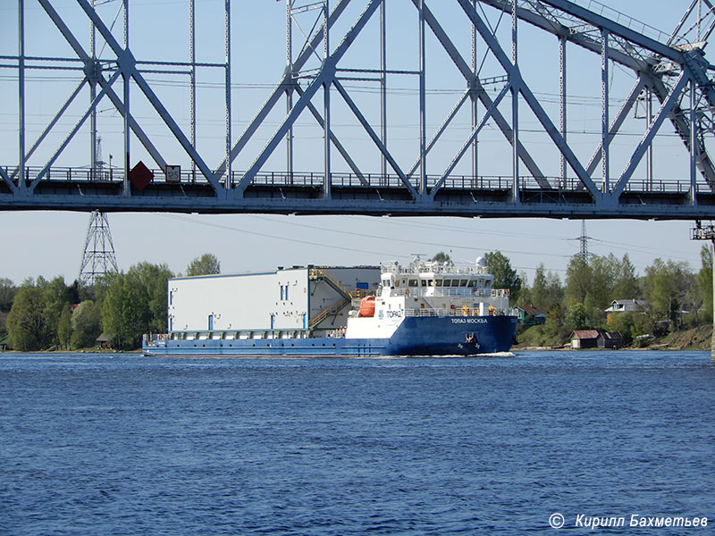 Теплоход "Топаз Москва" у Кузьминского моста через Неву