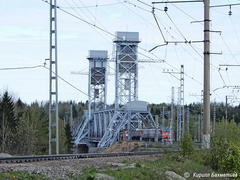 Электровоз 3ЭС4К-064 с грузовым поездом на Подпорожском мосту через реку Свирь