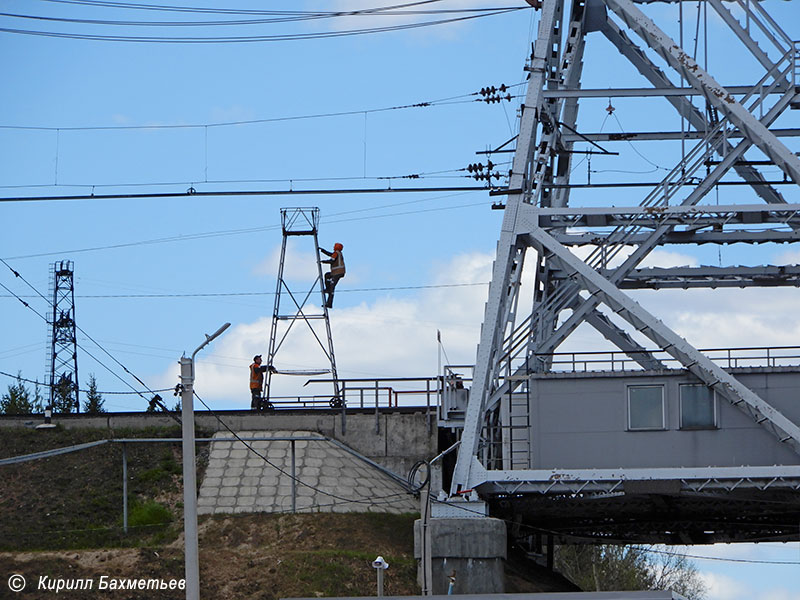 Съёмная вышка для обслуживания контактной сети на Подпорожском мосту через реку Свирь