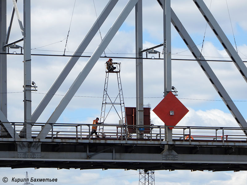 Съёмная вышка для обслуживания контактной сети на Подпорожском мосту через реку Свирь