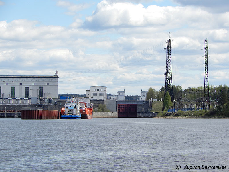Судно обеспечения нефтяных платформ "ФД Антачбл" с буксирами "Озёрный-213" и "Капитан Волокитин" в нижнем бьефе Верхнесвирского шлюза