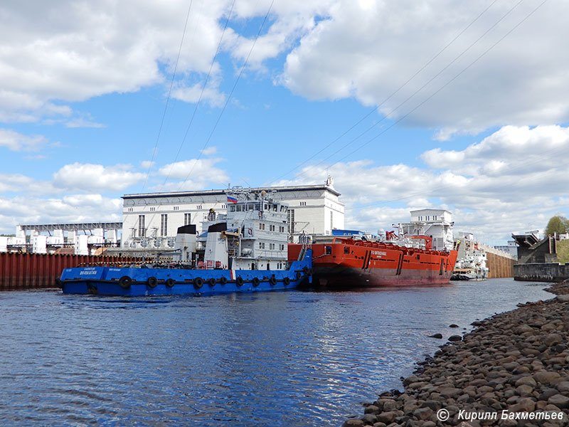 Заход судна обеспечения нефтяных платформ "ФД Антачбл" с буксирами "Озёрный-213" и "Капитан Волокитин" в Верхнесвирский шлюз