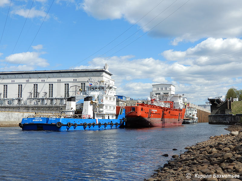 Заход судна обеспечения нефтяных платформ "ФД Антачбл" с буксирами "Озёрный-213" и "Капитан Волокитин" в Верхнесвирский шлюз