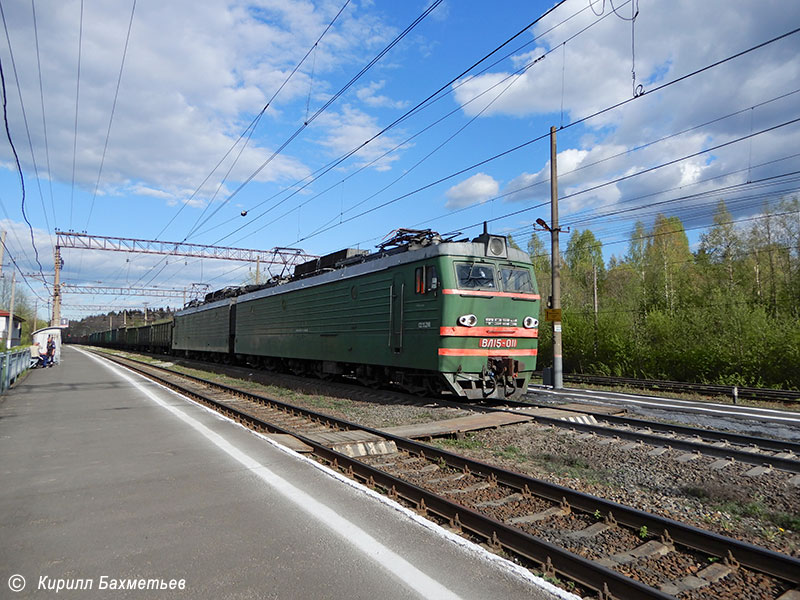 Электровоз ВЛ15-011 с грузовым поездом