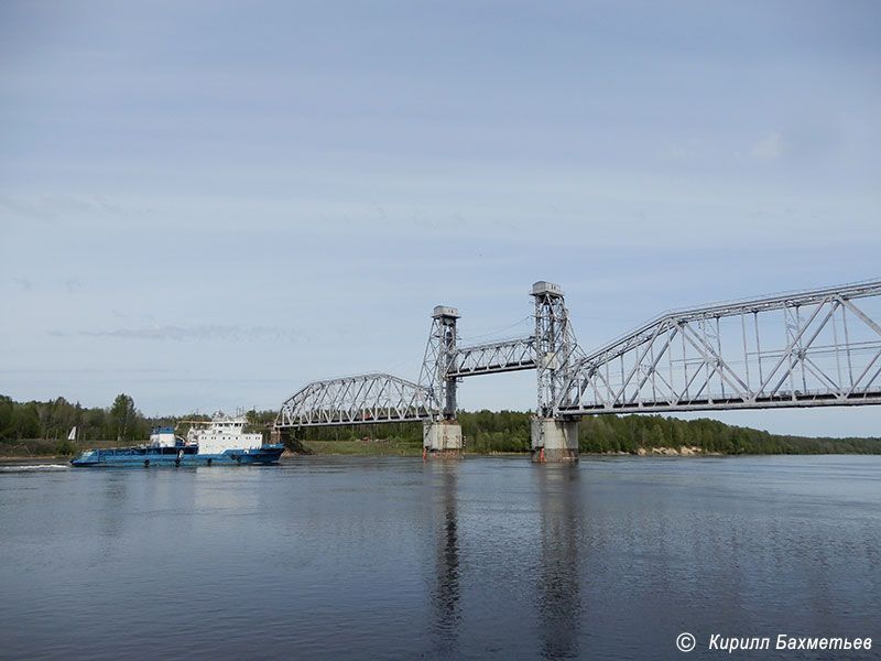 Буксир "МБ-1219" у разведённого Кузьминского моста через Неву
