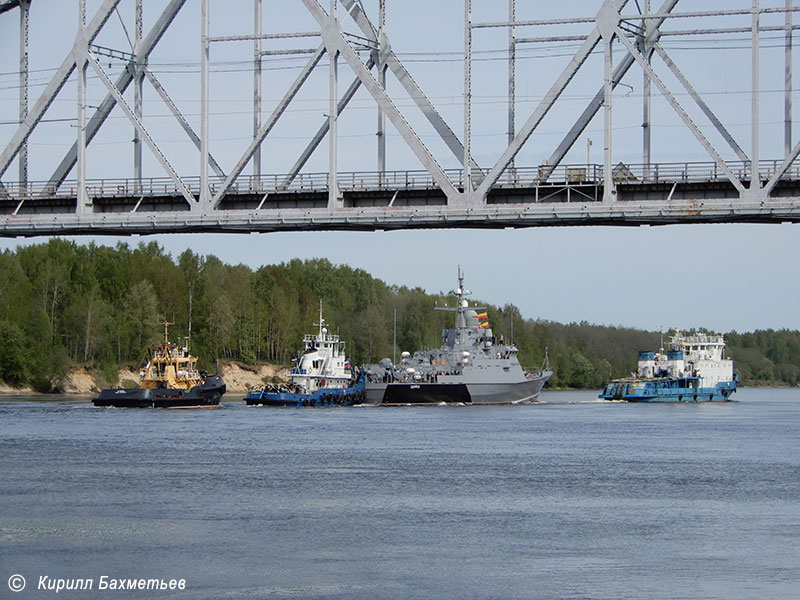 Малый ракетный корабль "Советск" ("Тайфун") с буксирами "МБ-1219", "Шлюзовой-156" и "РБ Волчок" у Кузьминского моста через Неву