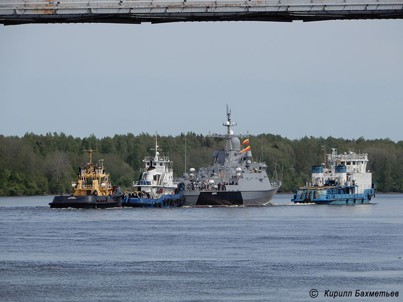 Малый ракетный корабль "Советск" ("Тайфун") с буксирами "МБ-1219", "Шлюзовой-156" и "РБ Волчок" у Кузьминского моста через Неву