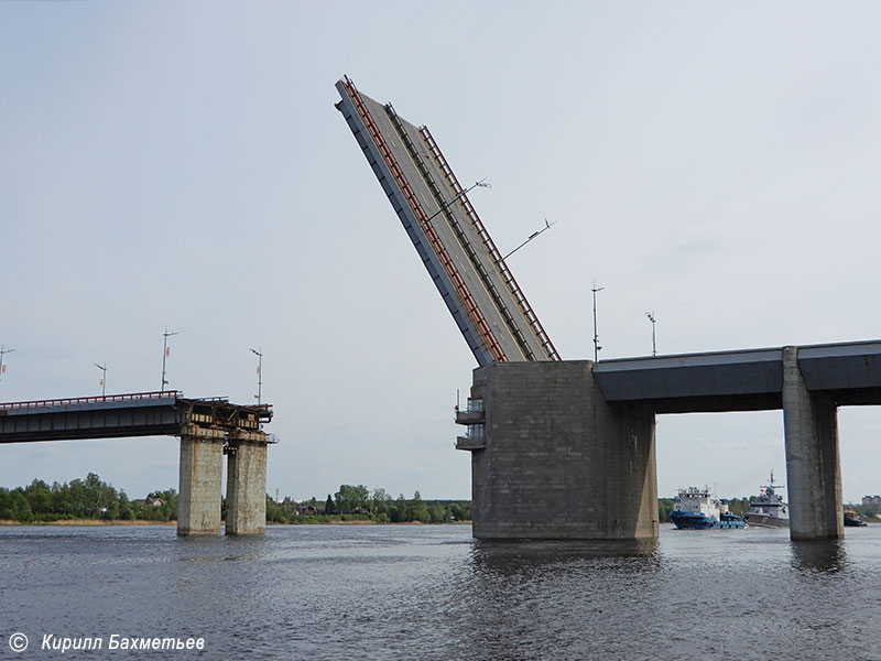 Малый ракетный корабль "Советск" ("Тайфун") с буксирами "МБ-1219", "Шлюзовой-156" и "РБ Волчок" у разведённого Ладожского моста