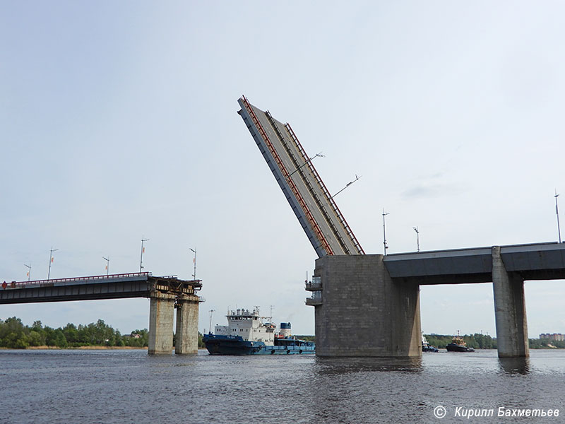 Буксирами "МБ-1219" под разведённым Ладожским мостом