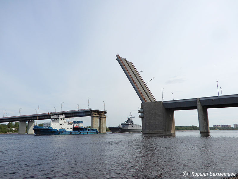 Малый ракетный корабль "Советск" ("Тайфун") с буксиром "МБ-1219" под разведённым Ладожским мостом