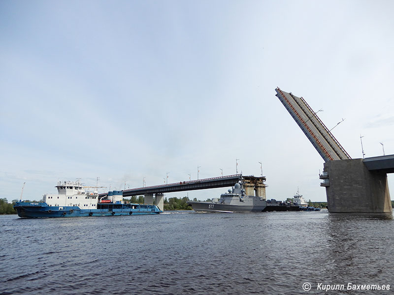 Малый ракетный корабль "Советск" ("Тайфун") с буксирами "МБ-1219" и "Шлюзовой-156" под разведённым Ладожским мостом