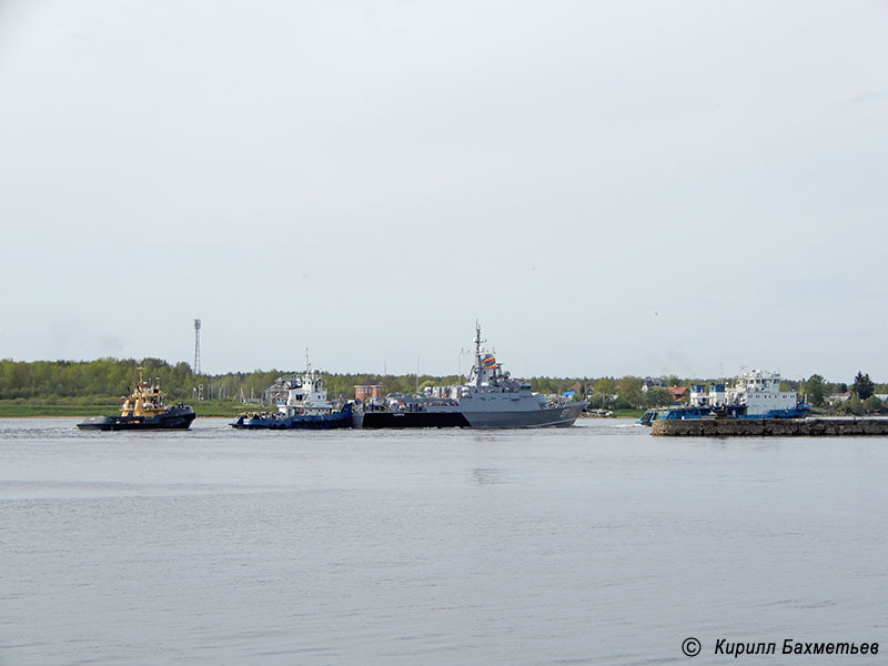 Малый ракетный корабль "Советск" ("Тайфун") с буксирами "МБ-1219", "Шлюзовой-156" и "РБ Волчок"