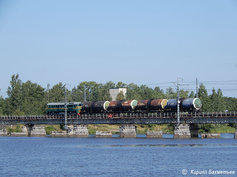 Тепловоз М62 с грузовым поездом