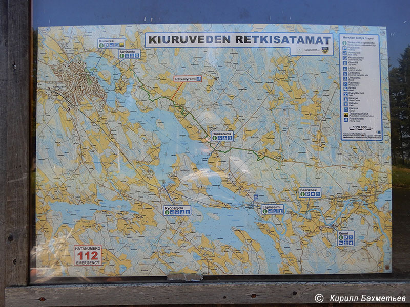 Информационный стенд с картой у пристани на реке Киуруйоки