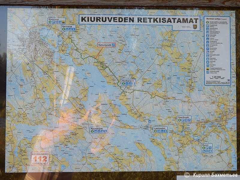 Информационный стенд с картой у пристани на озере Киурувеси