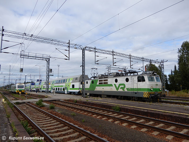 Междугородний поезд Оулу - Хельсинки под электровозом Sr1-3053 и автомотриса Dm12-4403