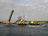 Проход крейсера "Аврора" с буксирами "Петергоф", "Леонид Бочков", "РБ-20" и "РБ-27"  под Троицким мостом