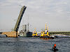 Проход крейсера "Аврора" с буксирами "Петергоф", "Леонид Бочков", "РБ-20" и "РБ-27"  под Троицким мостом