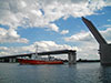 Проход лоцманского судна "Санкт-Петербург" под разведённым Ладожским мостом