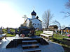 Памятник жителям деревни, погибшим в водах Ладоги, и церковь Святого Николая Чудотворца