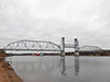 Судно обеспечения нефтяных платформ "ФД Антачебл" с буксирами "МБ-1219" и "Пересвет" у разведённого Кузьминского моста через Неву
