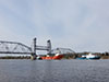 Судно обеспечения нефтяных платформ "ФД Анбитбл" с буксирами "МБ-1219" и "Як" под разведённым Кузьминским мостом через Неву