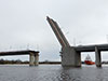 Судно обеспечения нефтяных платформ "ФД Анбитбл" с буксиром "Як" у разведённого Ладожского моста