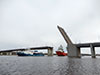 Судно обеспечения нефтяных платформ "ФД Анбитбл" с буксирами "МБ-1219" и "Як" под разведённым Ладожским мостом
