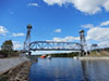 Судно обеспечения нефтяных платформ "ФД Антачбл" с буксирами "Озёрный-213" и "Капитан Волокитин" у разведённого Подпорожского моста через реку Свирь