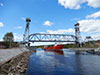 Судно обеспечения нефтяных платформ "ФД Антачбл" с буксирами "Озёрный-213" и "Капитан Волокитин" под разведённым Подпорожским мостом через реку Свирь