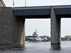 Малый ракетный корабль "Советск" ("Тайфун") с буксиром "Шлюзовой-156" у Ладожского моста