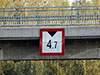 Знак ограничения высоты на Кольонвиртском мосту