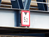 Знак ограничения высоты на железнодорожном мосту через озеро Каллавеси между островами Суосари и Тиккалансари