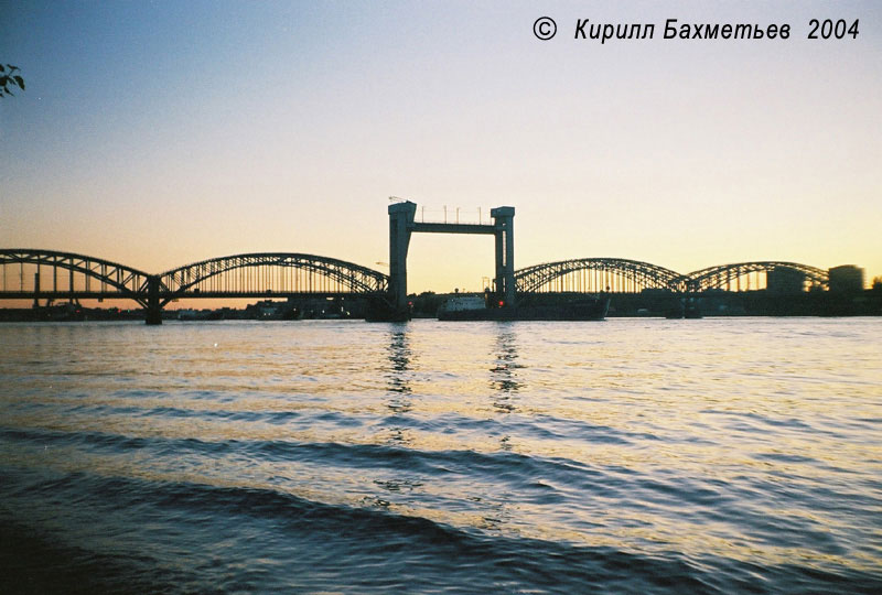 Финляндский мост во время разводки