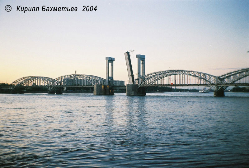 Финляндский мост во время разводки