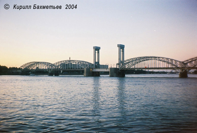 Финляндский мост во время разводки