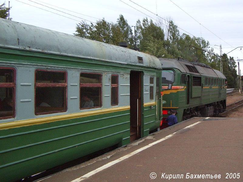 Расцепка тепловоза М62-1618 и электропоезда ЭР2-446