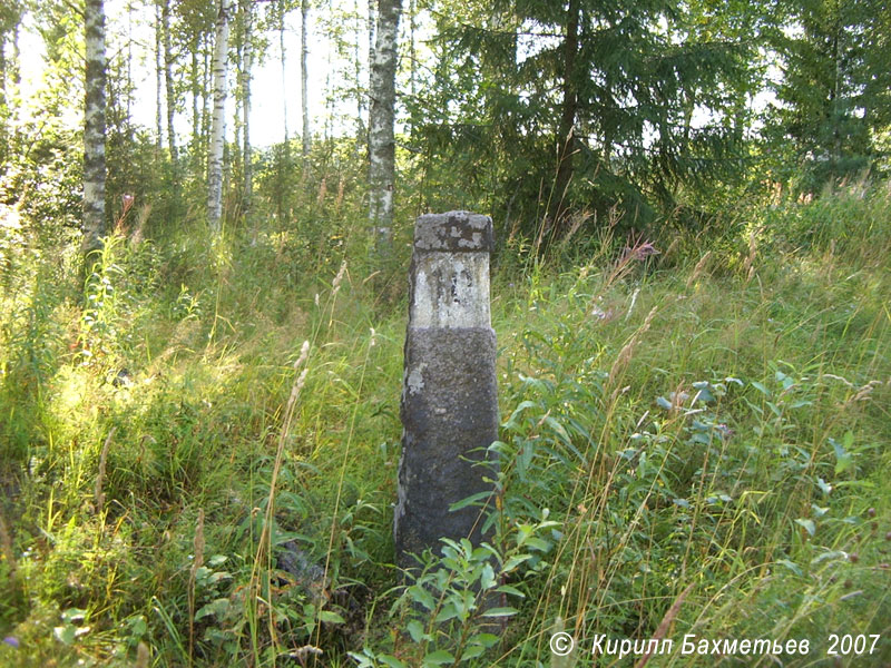 Гранитный километровый столб