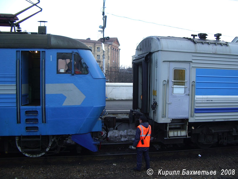 Прицепка электровоза ЧС6-018 к поезду "Репин"