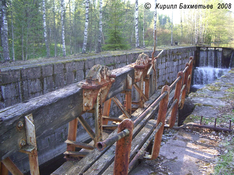 Механизмы для впуска и выпуска воды на шлюзовых воротах