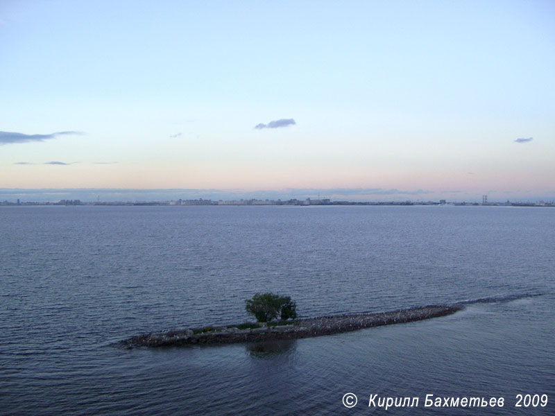 Северная дамба, ограждающая Морской канал