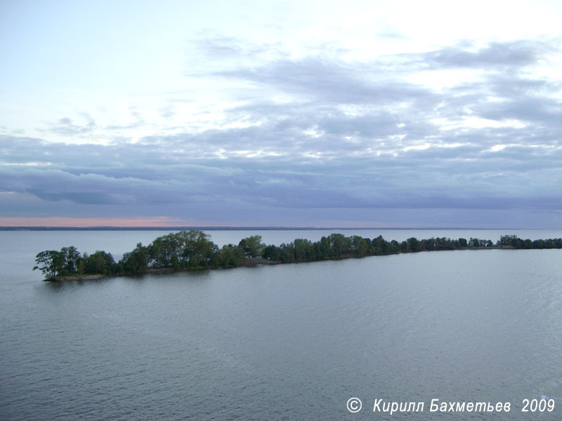 Южная дамба, ограждающая Морской канал