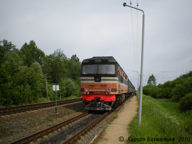 Тепловоз ТЭП70-0044 с пригородным поездом Псков – Скангали