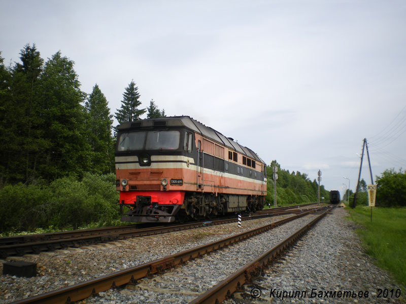 Тепловоз ТЭП70-0044 выполняет манёвры