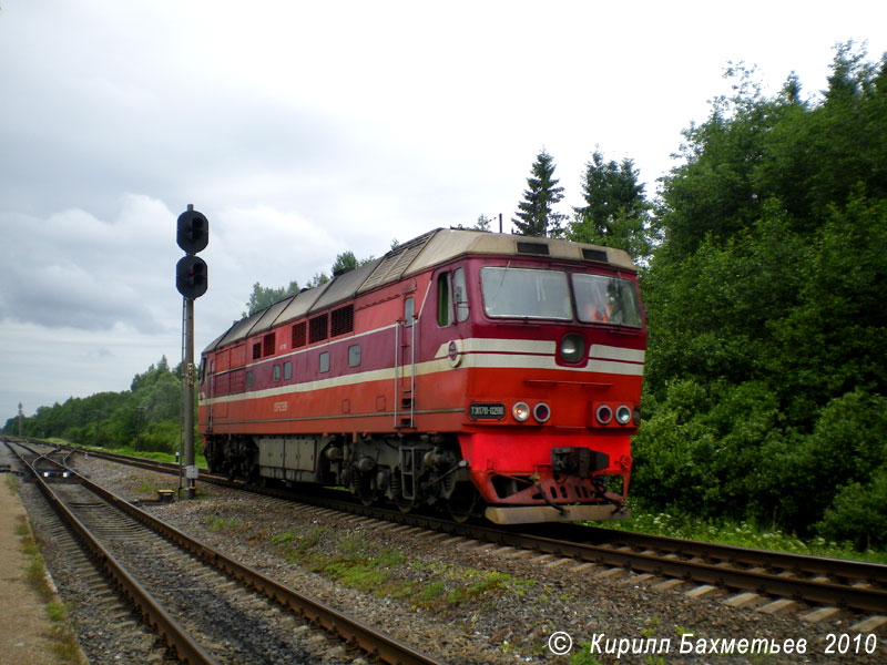 Тепловоз ТЭП70-0298 выполняет манёвры